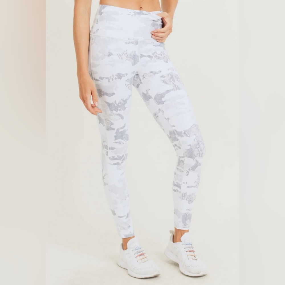 WOMEN'S size Medium MONO B | HIGH RISE ICE CAMO LEGGINGS | GREY AND WHITE